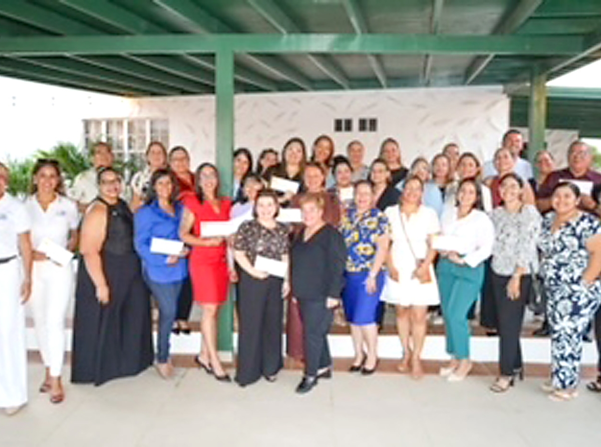 Quota International of Aruba a haci entrega di donacion na diferente fundacion local