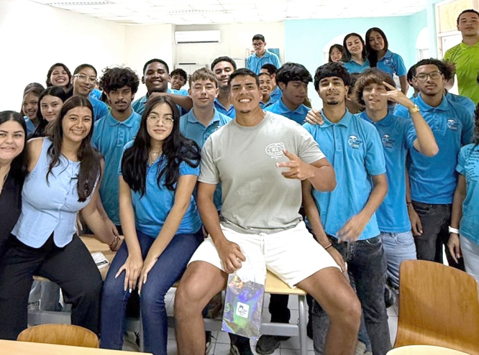 Influencer Dimitri a bay duna discurso di motivacion na examenklas di Ceque College MAVO