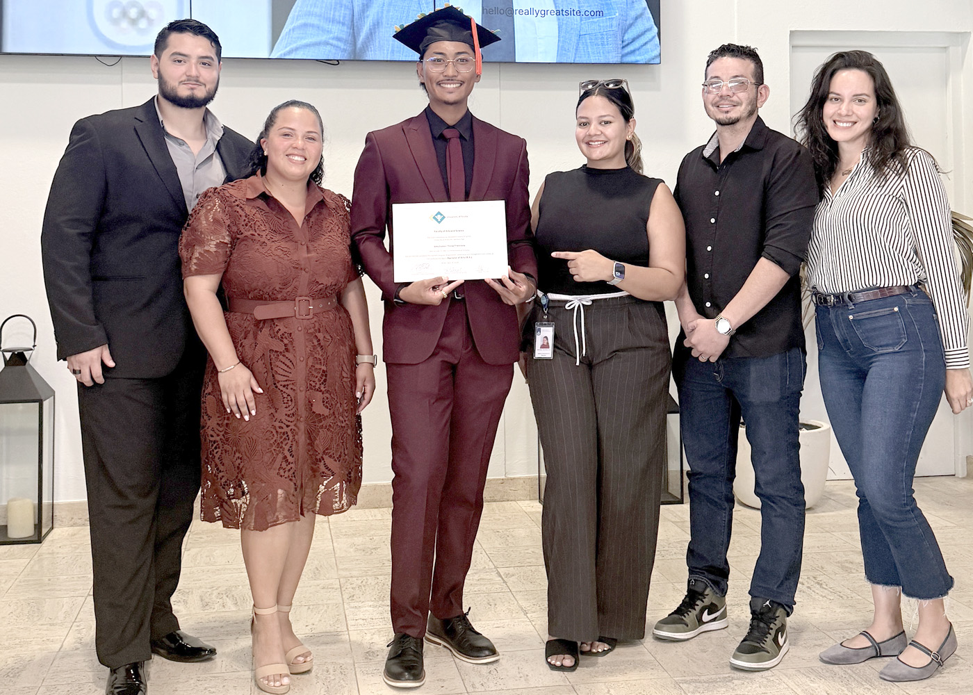 Joey Francisco a gradua como Bachelor den Organization, Governance and Management