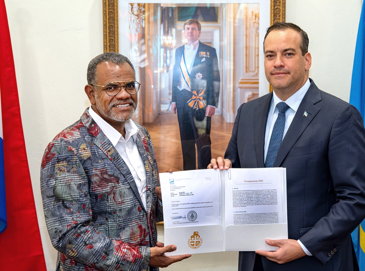 Ministro Geoffrey Wever a haci entrega di Voorjaarsnota 2026 na Parlamento