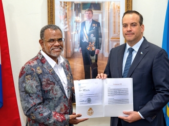 Ministro Geoffrey Wever a haci entrega di Voorjaarsnota 2026 na Parlamento
