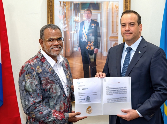 Ministro Geoffrey Wever a haci entrega di Voorjaarsnota 2026 na Parlamento
