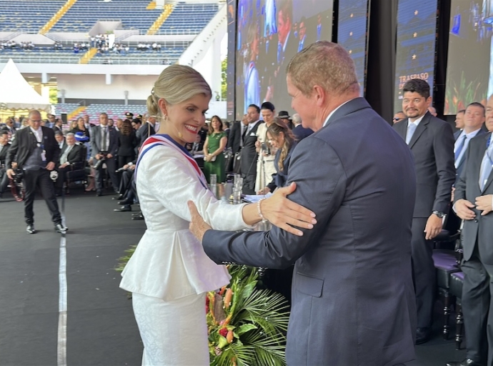  Aruba a ricibi energia y respaldo popular durante instalacion di presidente nobo na Costa Rica