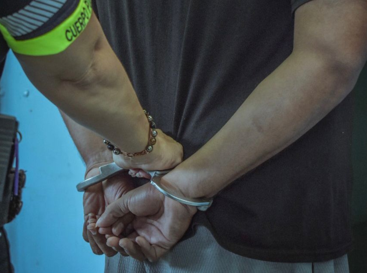 Polis a detene agresornan di caso di hincamento den De La Sallestraat