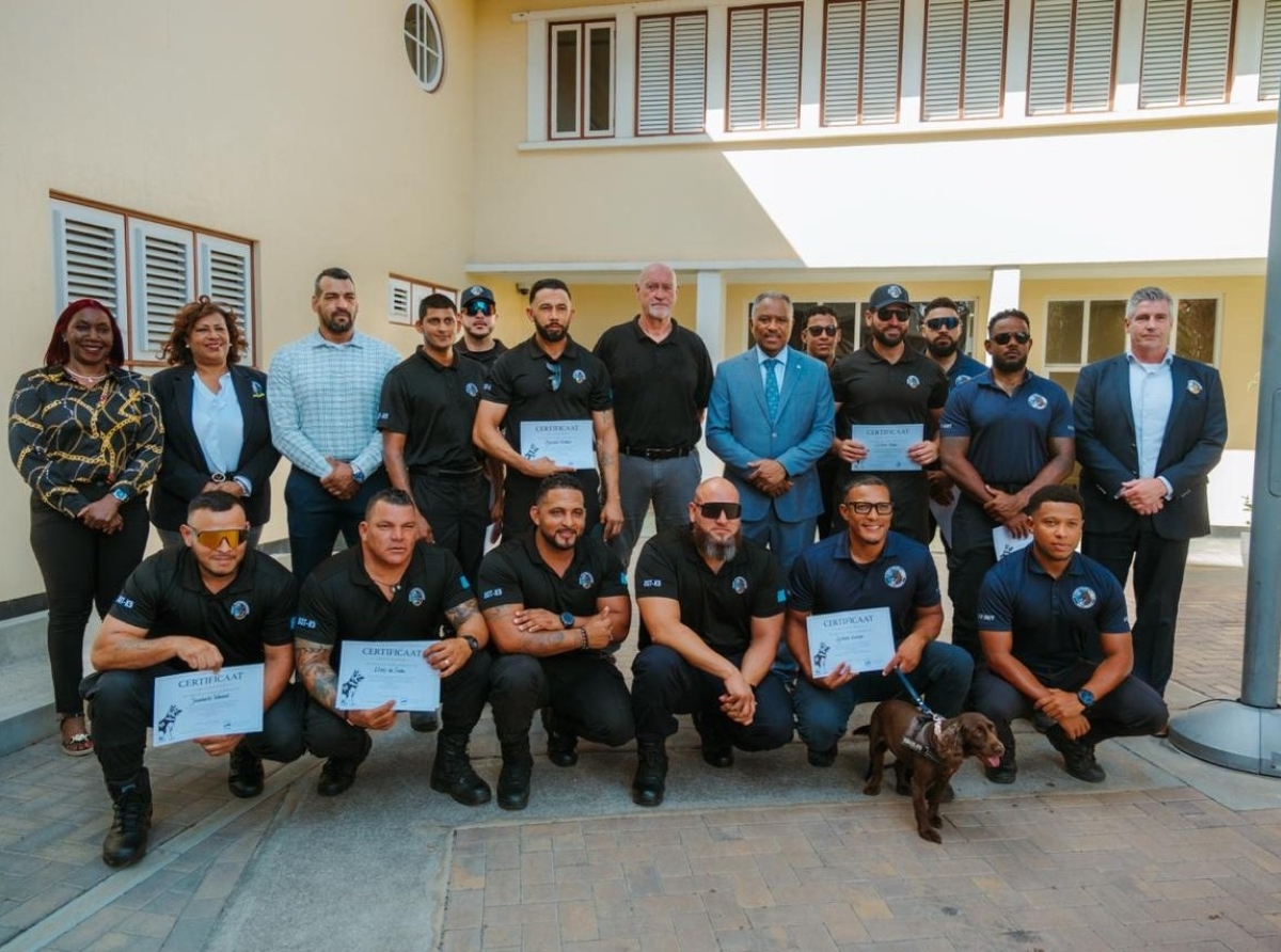 Minister Arthur Dowers ta reconoce excelencia den entrenamento K9