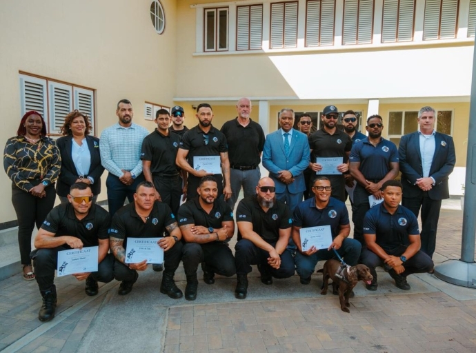 Minister Arthur Dowers ta reconoce excelencia den entrenamento K9