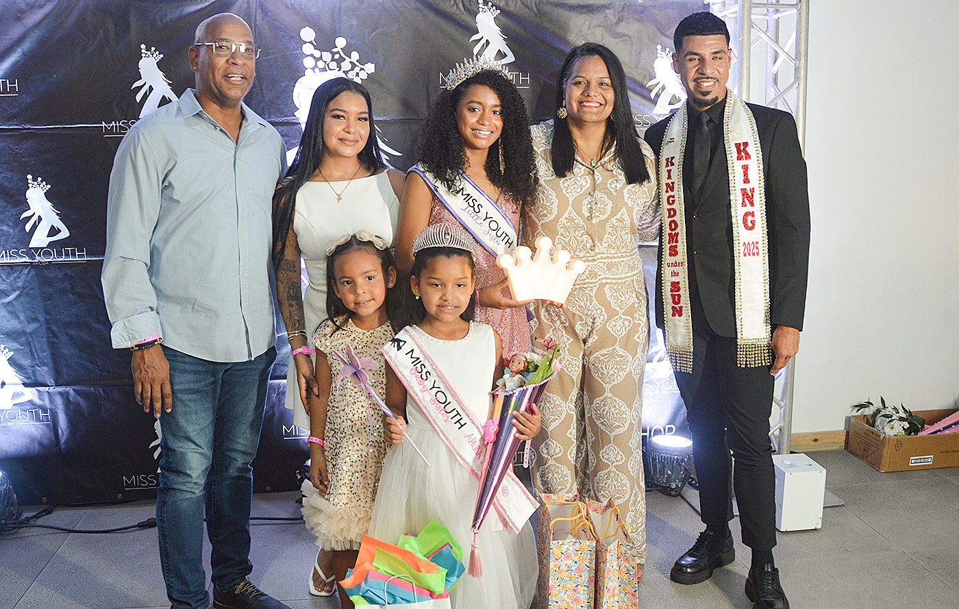Kimora Williams corona como Baby Sister Miss Youth Aruba