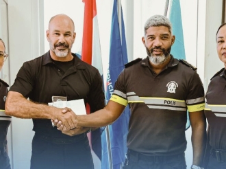 Eric Gresnigt a bira empleado di luna di Cuerpo Policial