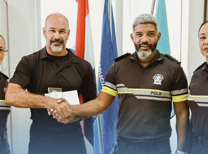 Eric Gresnigt a bira empleado di luna di Cuerpo Policial