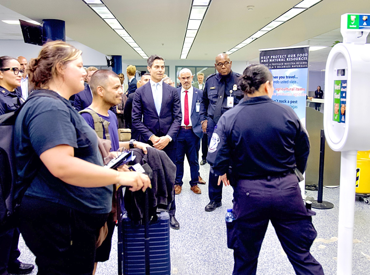 Prome Minister Rob Jetten a ricibi un recorido den Queen Beatrix International Airport
