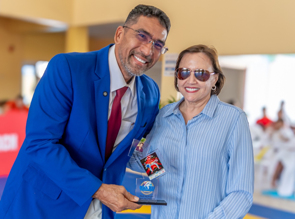 Grand Master Marilu de Veer a entrega un reconocimento na Master Augy Tromp