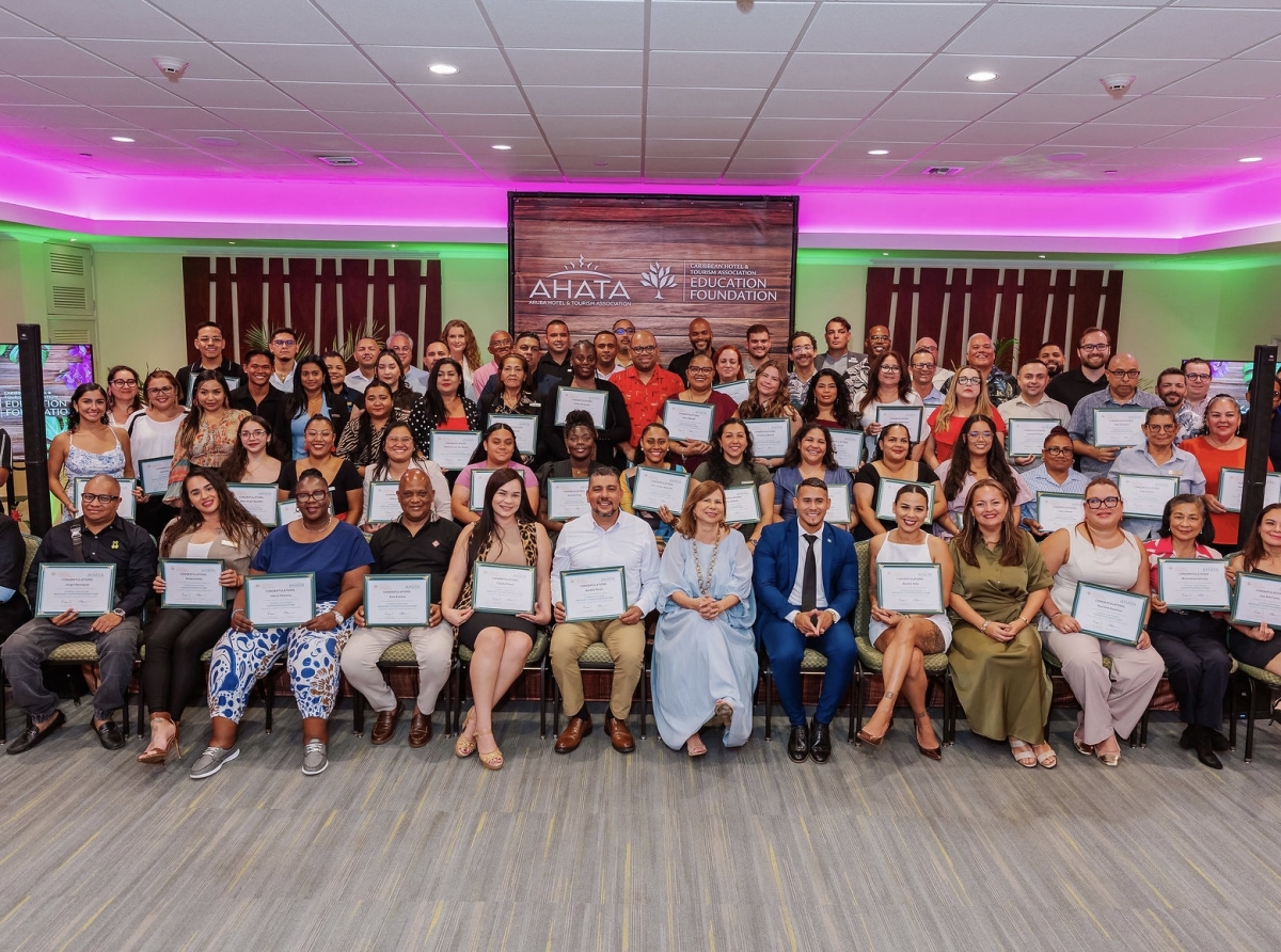 Grupo grandi di supervisor a logra certificacion den tayer organisa pa AHATA