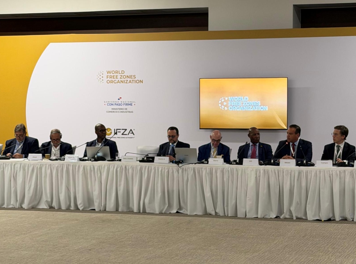 Minister Geoffrey Wever a firma di un MoU pa establece e Caribbean Special Economic Zone Association
