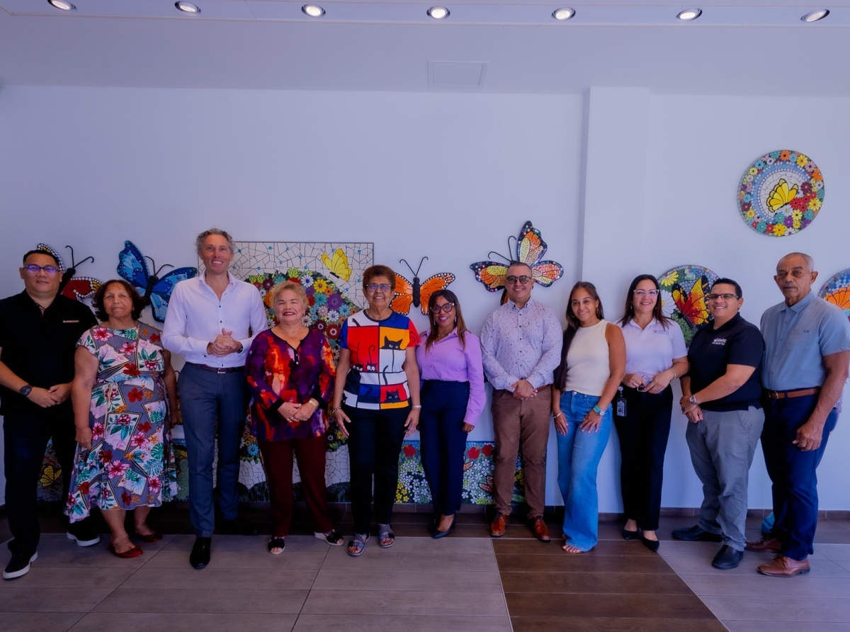 Maria Kelly cu donacion di su arte visual na Horacio Oduber Hospital