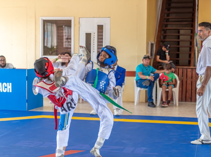 Master Augy Tromp a scoge e miho bringadonan di Cas Bon Taekwondo Cup.