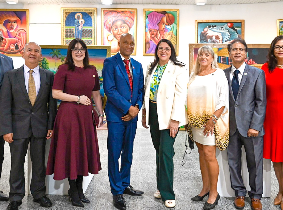 Ministro Mervin Wyatt-Ras ta uni cu comunidad haitiano den celebracion di e 223 aniversario di Bandera di Haiti