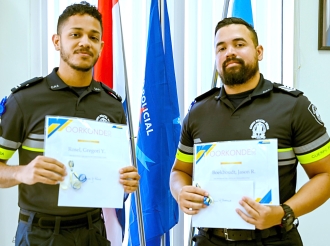 Dos Polis a wordo honra pa nan trabao di rescata turista riba Hooiberg