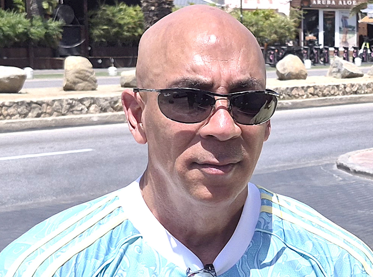 Un biaha mas taxista Ronny Gomes ta reclama situacion den trafico na Palm Beach