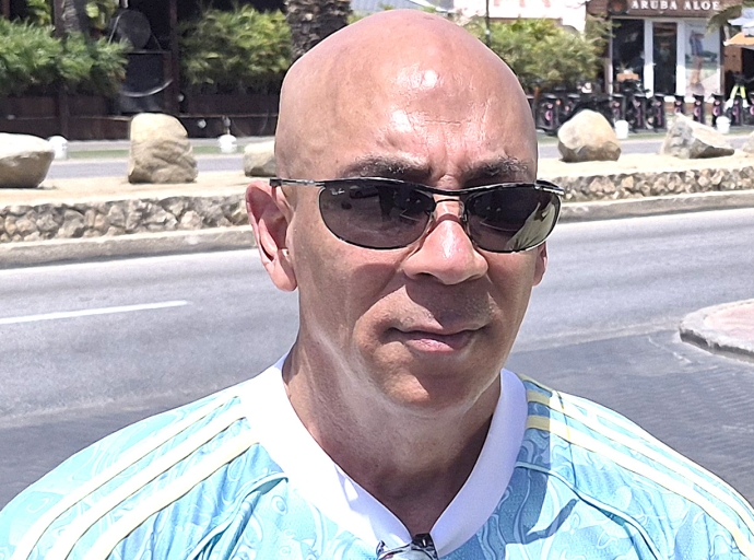 Un biaha mas taxista Ronny Gomes ta reclama situacion den trafico na Palm Beach