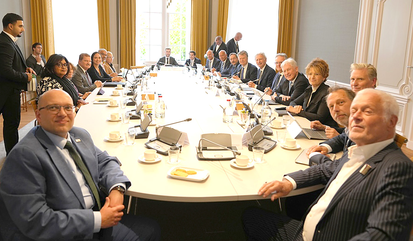 Trece mehoramento den salario minimo na Aruba y fortalece e relacionnan di Reino a resona durante reunion na Eerste Kamer