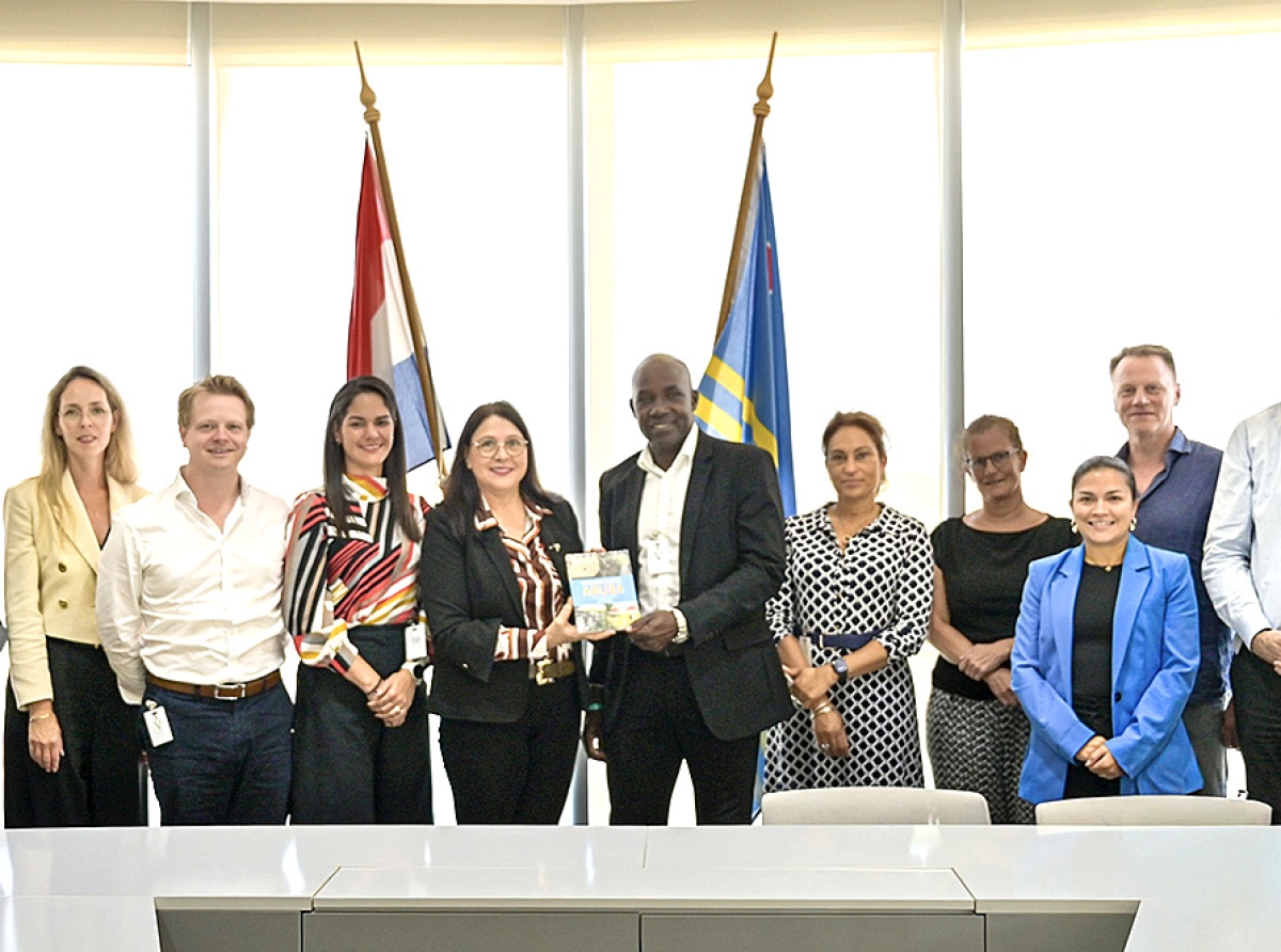 Esnan di Dutch Caribbean Hospital Alliance a bishita Ministro Wyatt-Ras