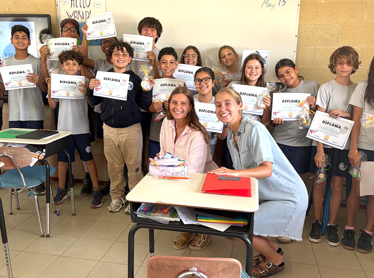 Dos studiante di Higiene Dental di Belgica a duna lectura na International School of Aruba