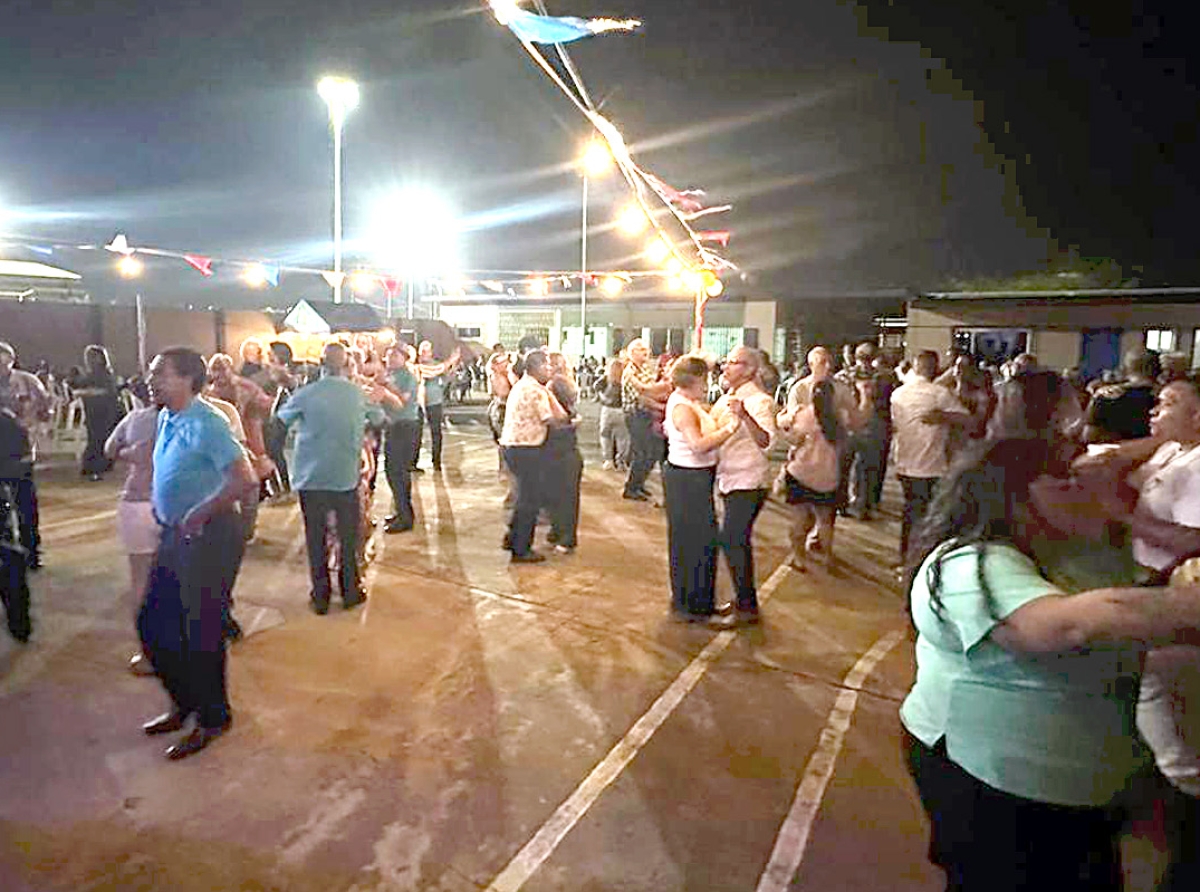 Hopi ambiente den fiesta pa celebra di 55 aniversario Centro di Bario Noord