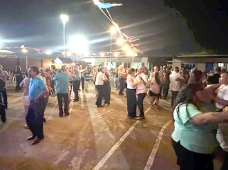 Hopi ambiente den fiesta pa celebra di 55 aniversario Centro di Bario Noord