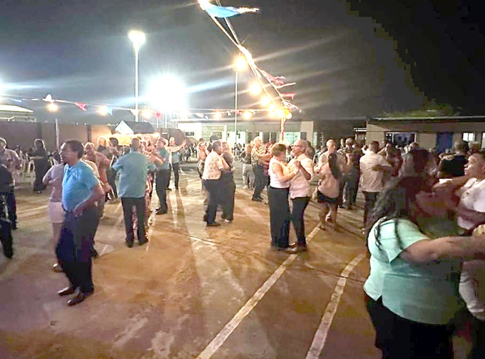 Hopi ambiente den fiesta pa celebra di 55 aniversario Centro di Bario Noord