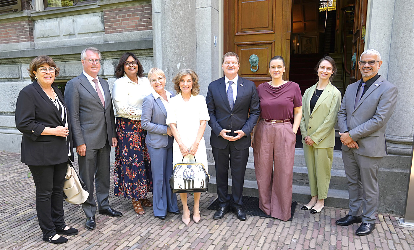 Prome Minister Mike Eman a bishita Koninklijk Huisarchief na Den Haag