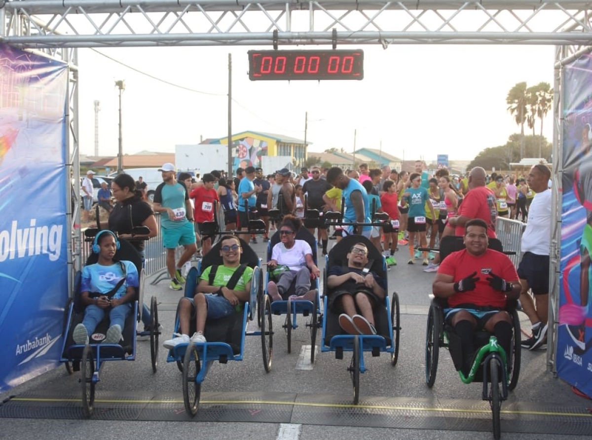 Grandi y chikito a move hunto durante di dos dia di Aruba Bank Walk & Run
