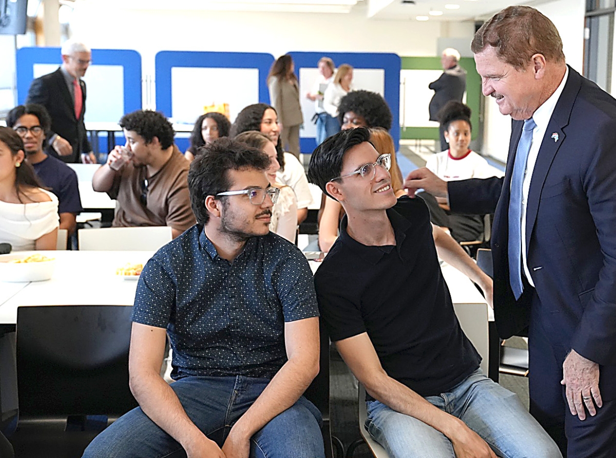 Prome Ministro a topa cu grupo di studiante na Den Haag