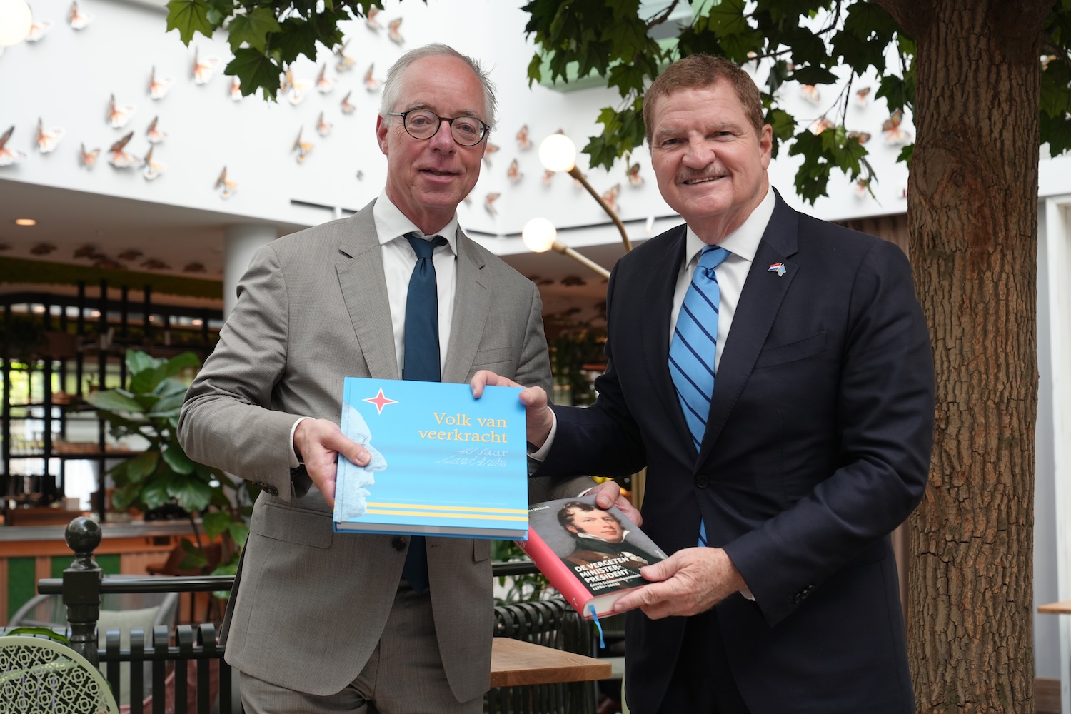 Encuentro entre Prome Minister Mike Eman y escritor Hans Verbeek
