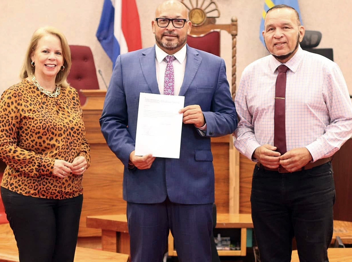 Ley nobo pa brinda tur studiante di Arubalening un descuento di 50% si nan traha na Aruba