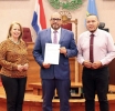 Ley nobo pa brinda tur studiante di Arubalening un descuento di 50% si nan traha na Aruba