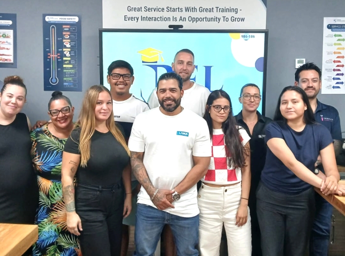 Empleadonan di Aruba Wine and Dine awor tin training di BPV-Opleider pa por traha cu esnan cu ta core stage eynan