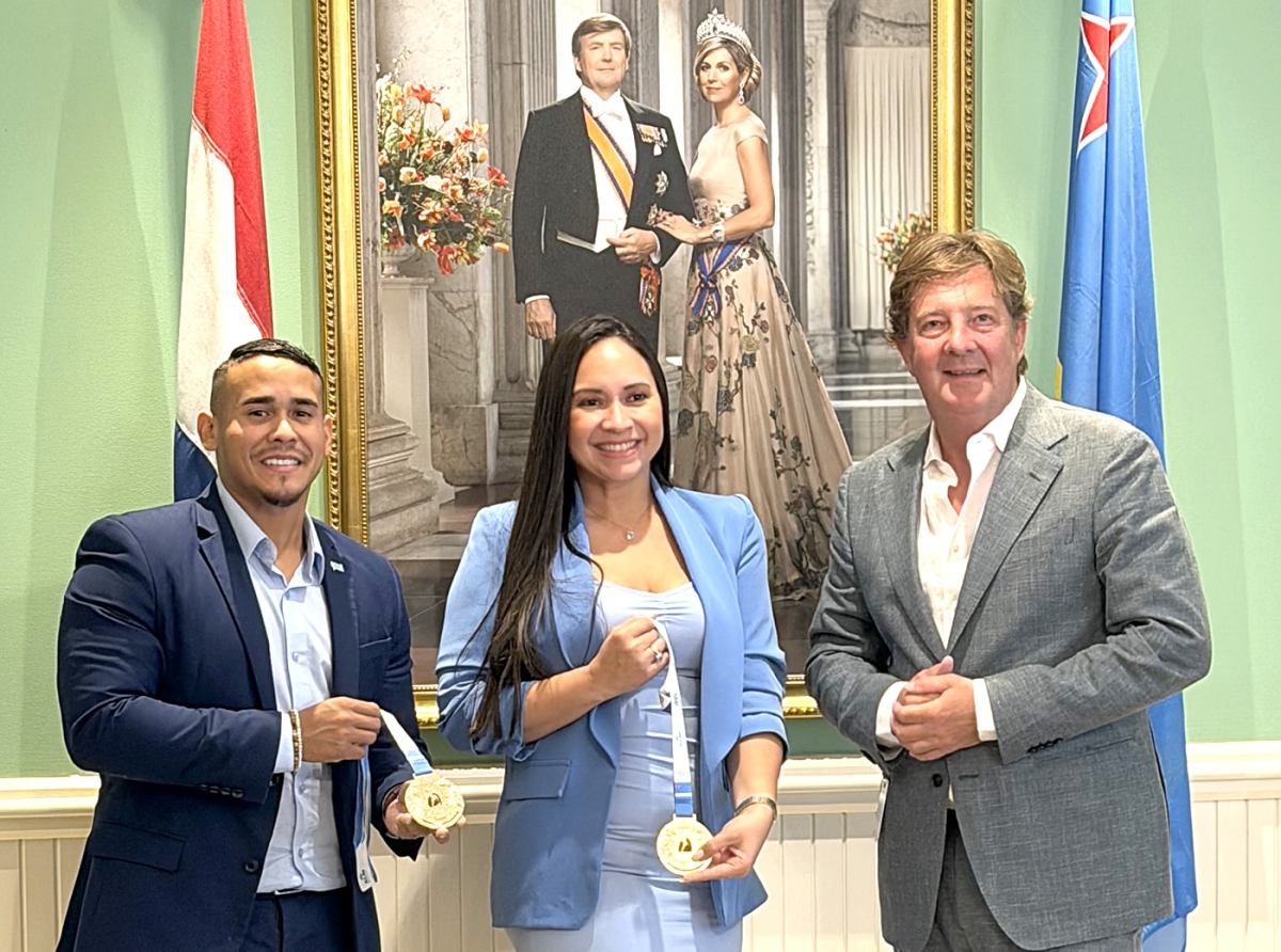 Ministronan Gerlien y Wendrick a ricibi prome ‘finisher’ medaya di KLM Aruba Marathon 2026
