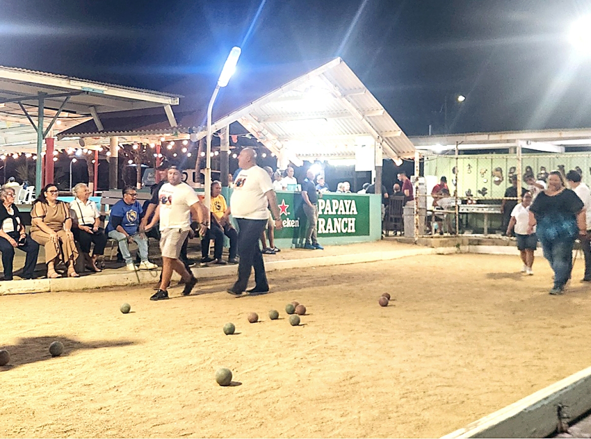 Varios club di servicio a bay pasa un anochi dibertido na Papaya Ranch