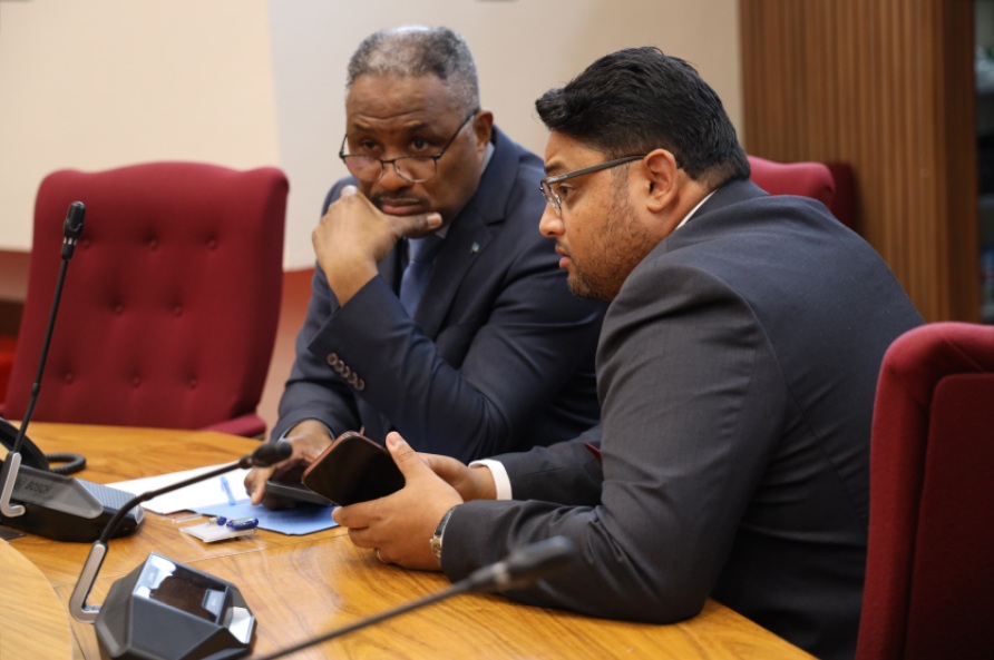 Parlamentario John Hart cu pregunta critico na Minister di Husticia tocante capacidad den KPA   