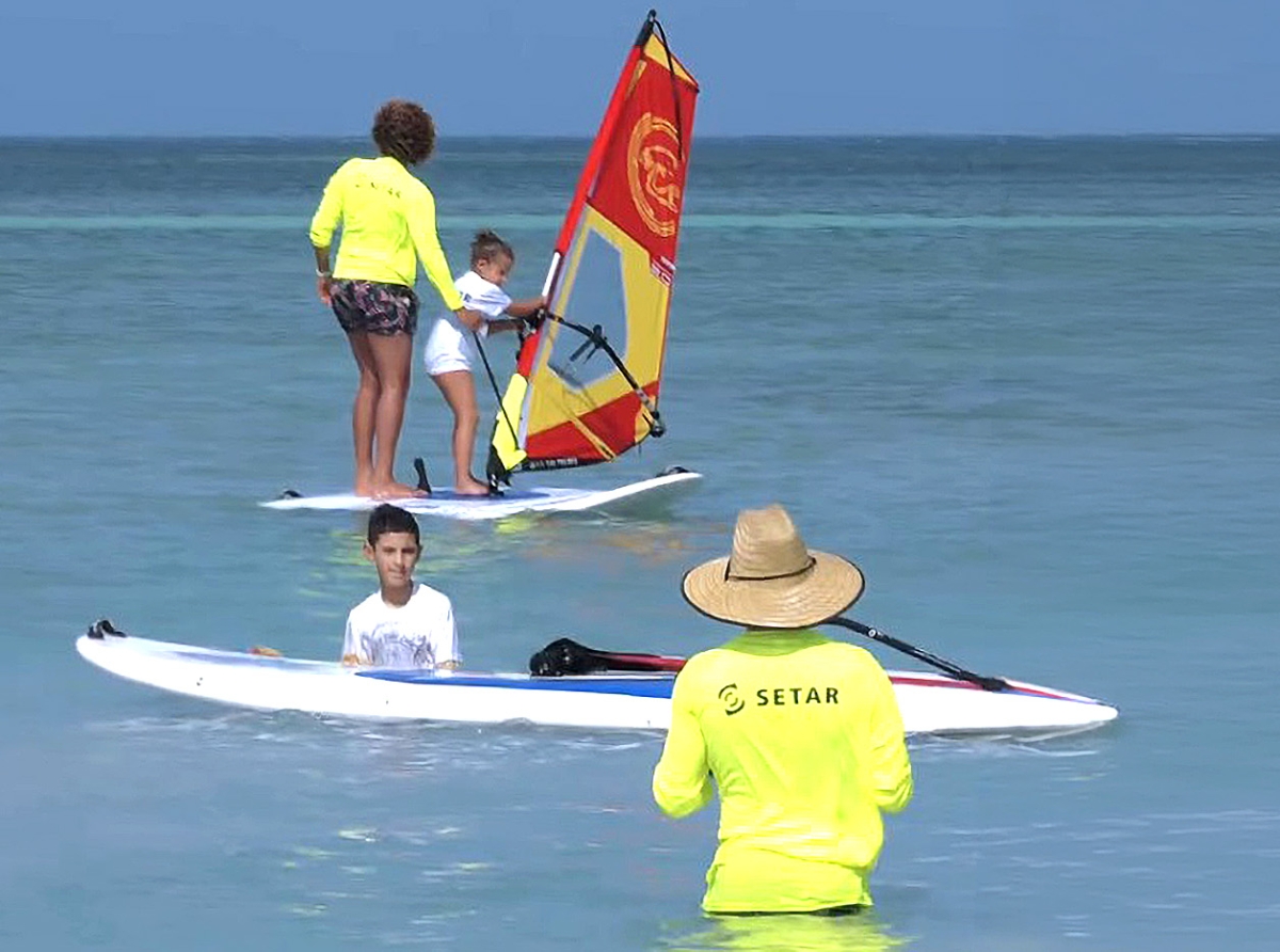 Setar satisfecho cu e exito di Bela Yen Surf Camp