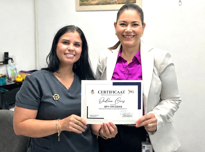 Oudina Croes certifica pa guia tur stagiaire na Wit Gele Kruis