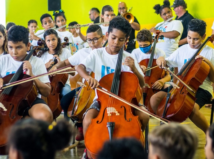 Mas di 600 mucha pa concierto di Leerorkest Aruba