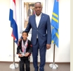 Mucha atleta di 6 aña a bay bishita Ministro Dowers