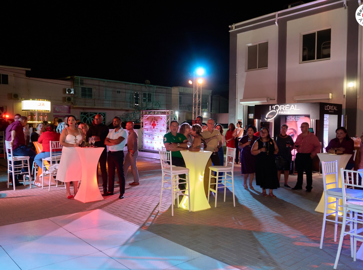 “Capes for a Cause” di Cruz Cora Aruba a demostra e poder di colaboracion y solidaridad den comunidad