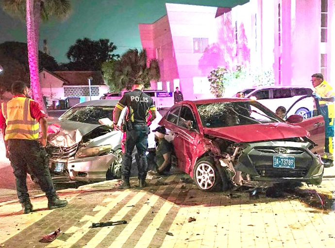 Cuatro herido den accident pisa riba Henny Eman Boulevard