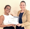 Lina Mendoza certifica pa guia tur stagiaire na Marriott Aruba Ocean Club
