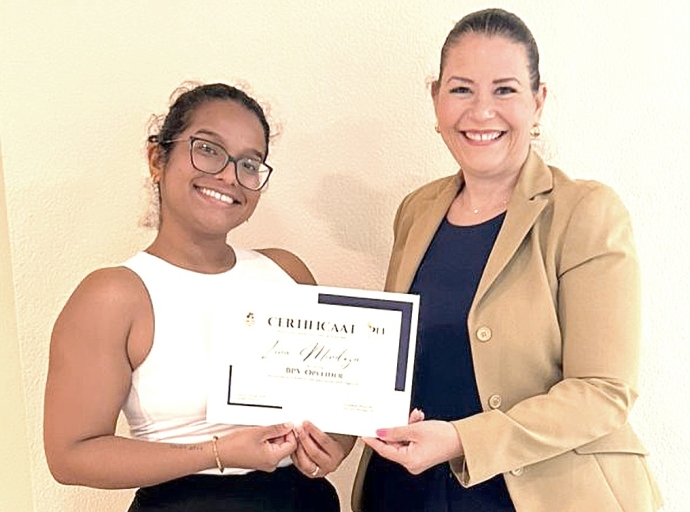 Lina Mendoza certifica pa guia tur stagiaire na Marriott Aruba Ocean Club