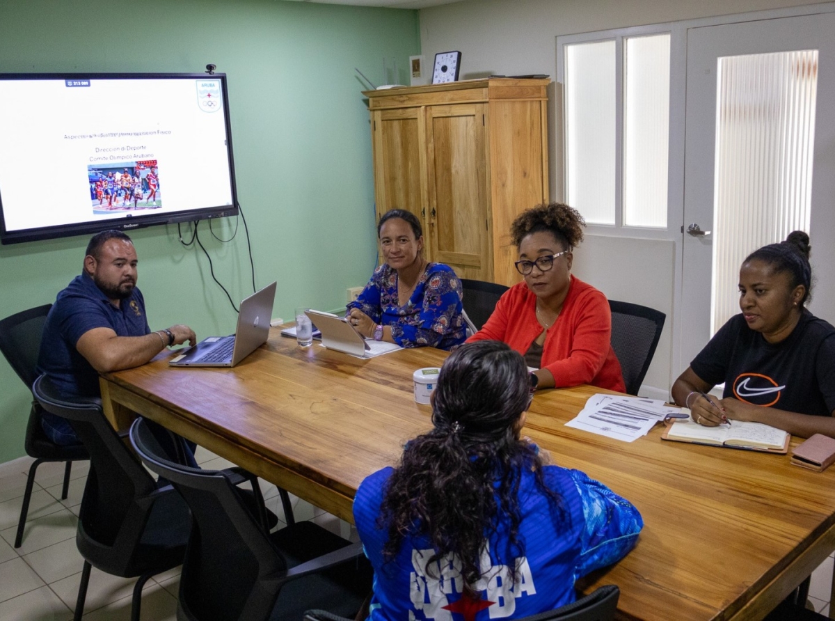 COA a reuni cu Aruba Athletic Federation den cuadro di preparacion di atletanan di atletismo