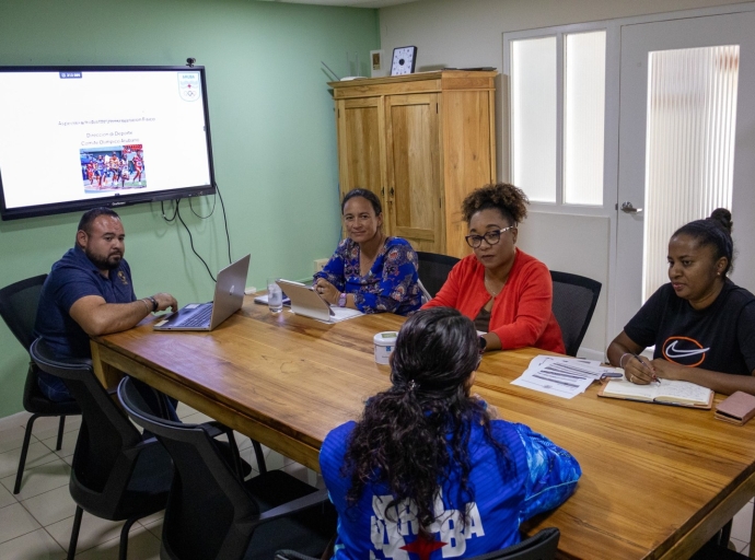 COA a reuni cu Aruba Athletic Federation den cuadro di preparacion di atletanan di atletismo