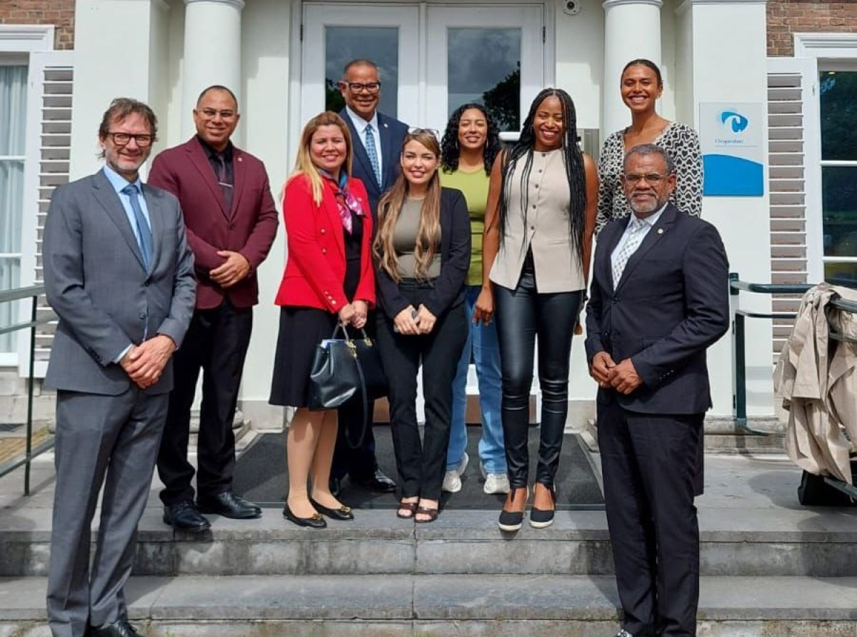 Delegacion di Aruba a bishita Clingendael Instituut pa fortifica conocemento y cooperacion internacional